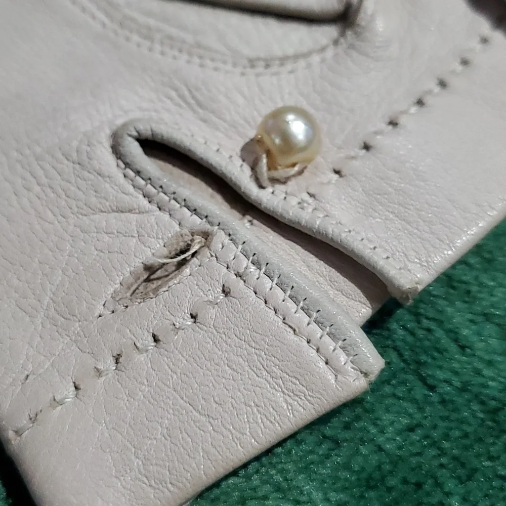 VINTAGE IVORY GLOVES WITH PEARLS